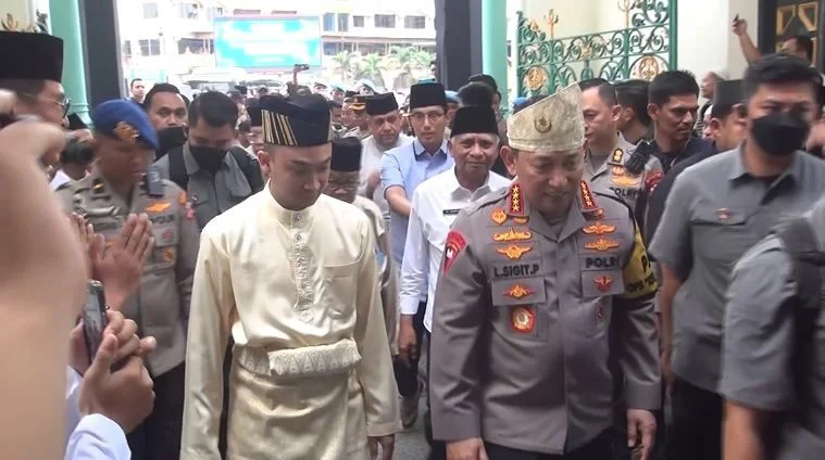 Sultan Deli Pakaikan Tanjak ke Kapolri di Medan