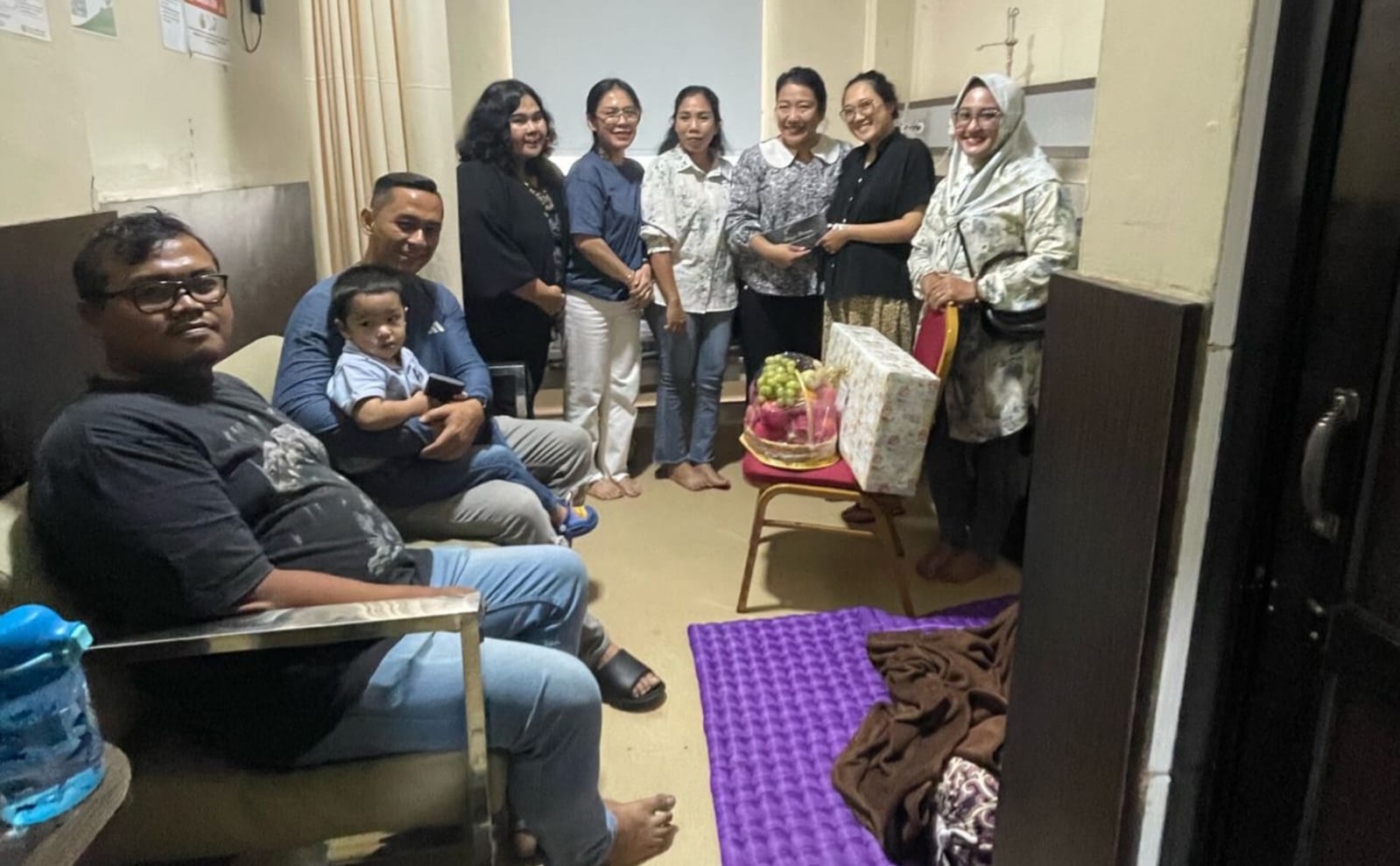 Kapolsek Medan Timur dan Bhayangkari Jenguk Istri Anggota yang Baru Melahirkan