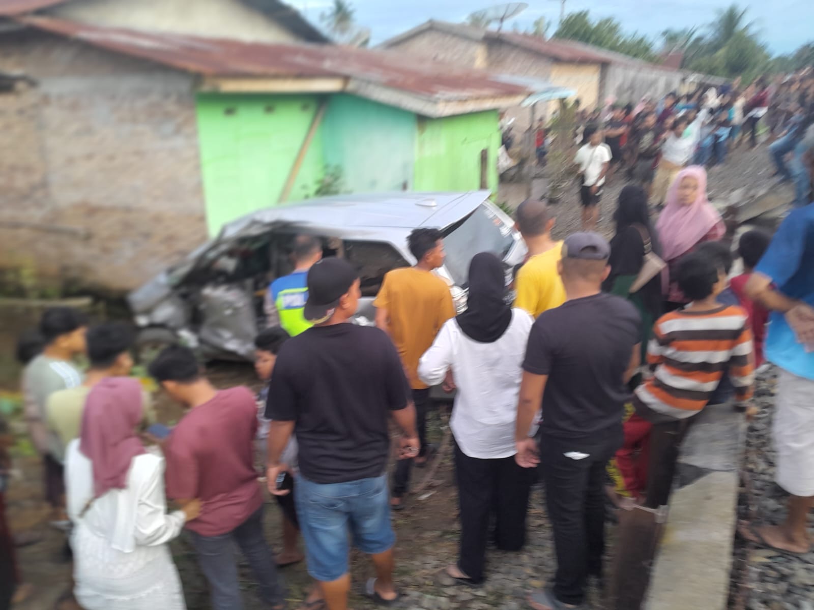 Sekeluarga Dalam Mobil Tertabrak Kerata Api, Satu Tewas dan Empat Luka-Luka