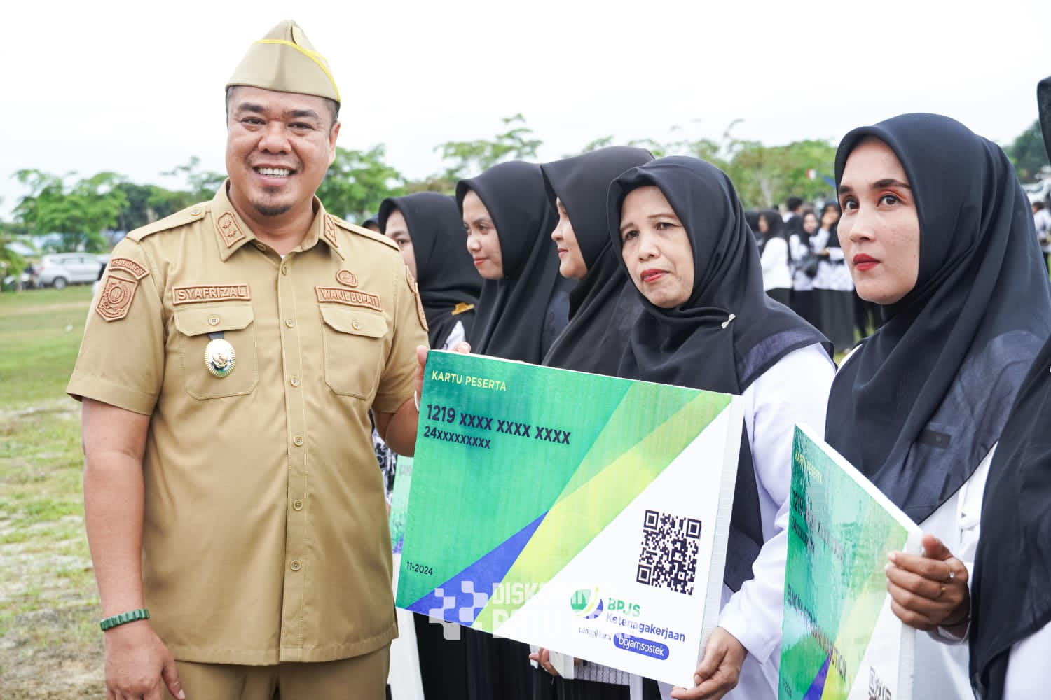 Wakil Bupati Batu Bara Serahkan Kartu BPJS Ketenagakerjaan Bagi Guru Non ASN