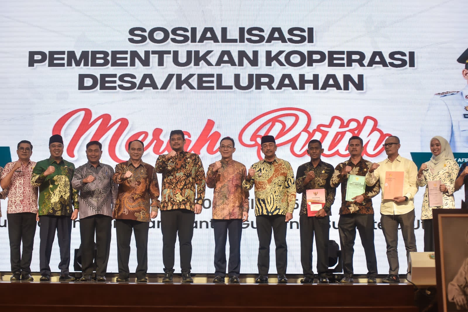 Menteri Koperasi RI Serahkan 29 Akta Pendirian Koperasi Merah Putih untuk Kabupaten Batu Bara
