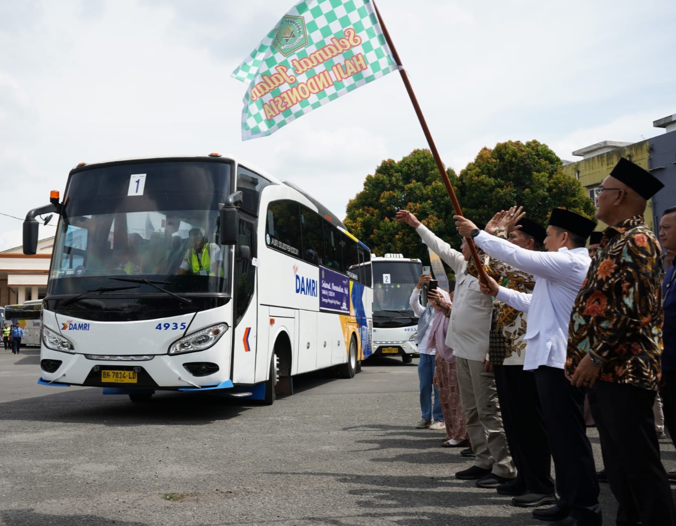 Wamenag dan Komisi VIII RI Lepas Kloter I Calhaj Embarkasi Medan