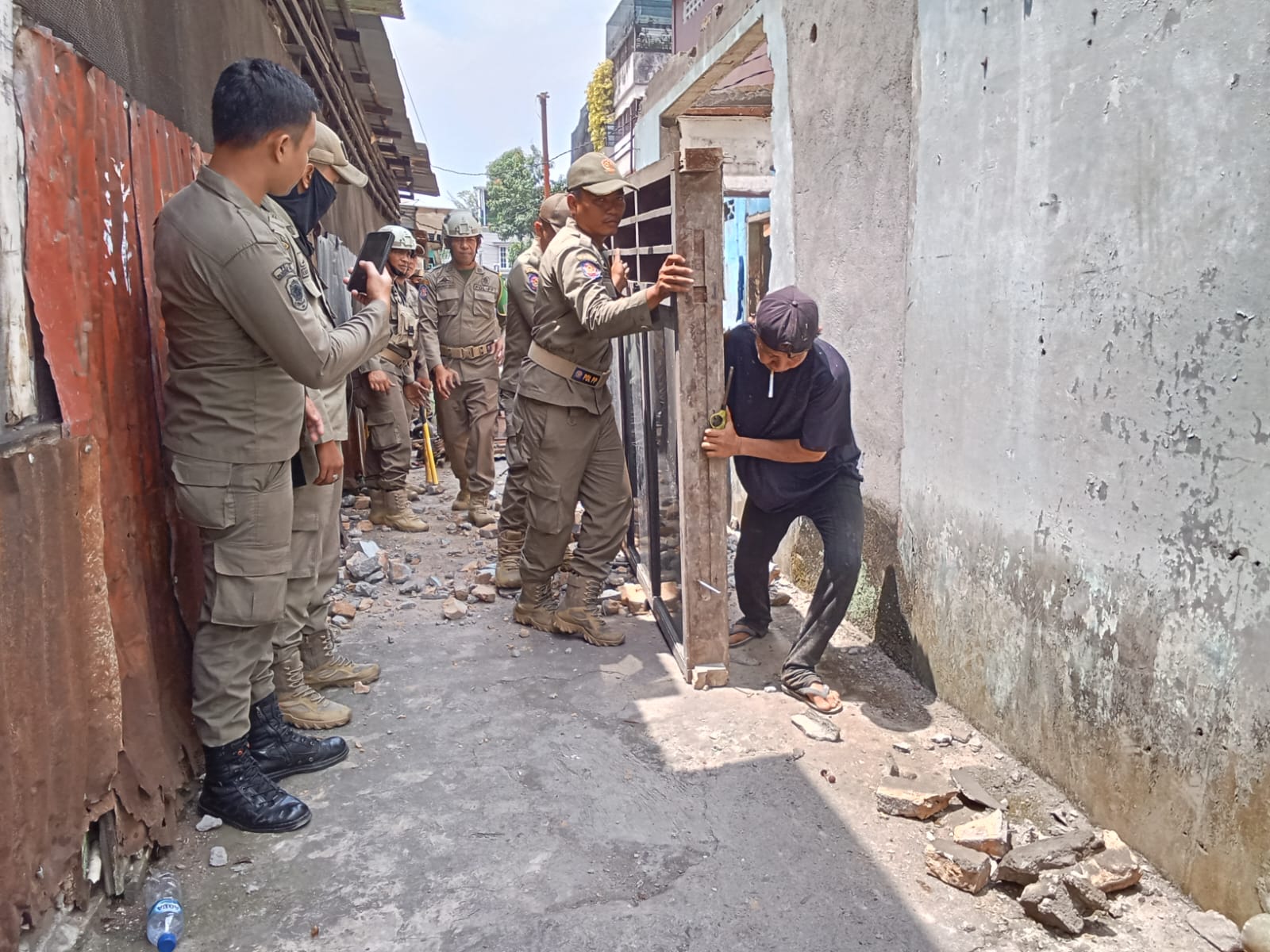 Dua Bangunan Ilegal di Jalan Bayam Dibongkar Paksa