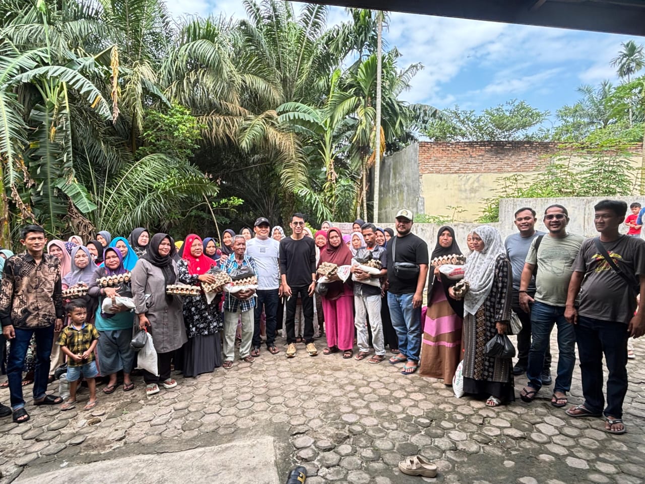 Gelar Jumat Berkah, Satnarkoba Polres Asahan Berbagi Sembako