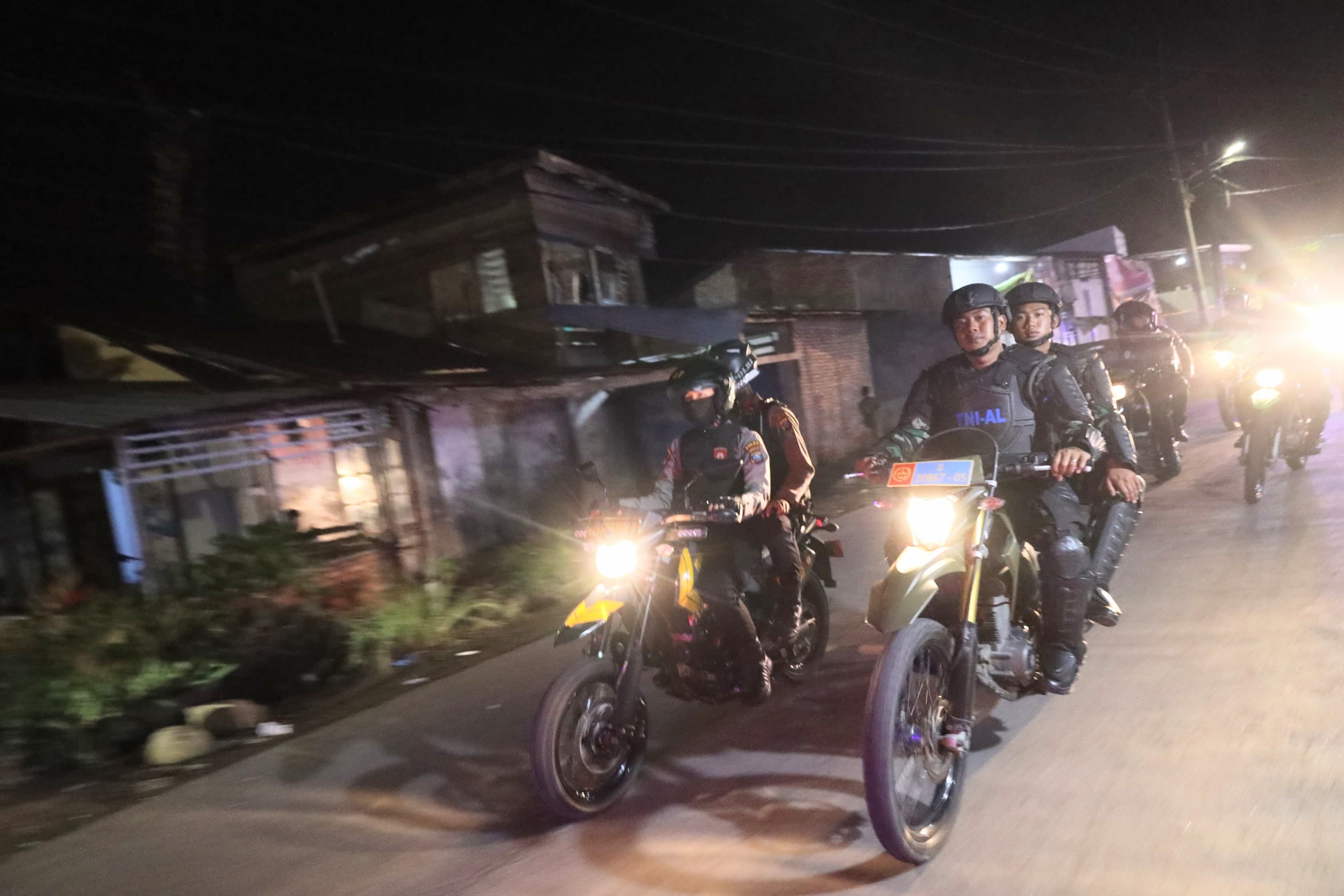 Puluhan Personel Gabungan TNI-Polri Gelar Patroli Skala Besar di Belawan