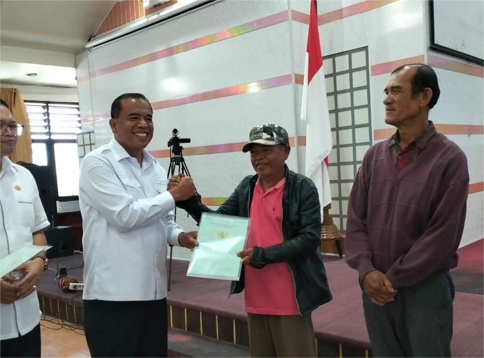 Pemkab Karo Serahkan 478 SHM ke Pengungsi Sinabung Tahap Pertama