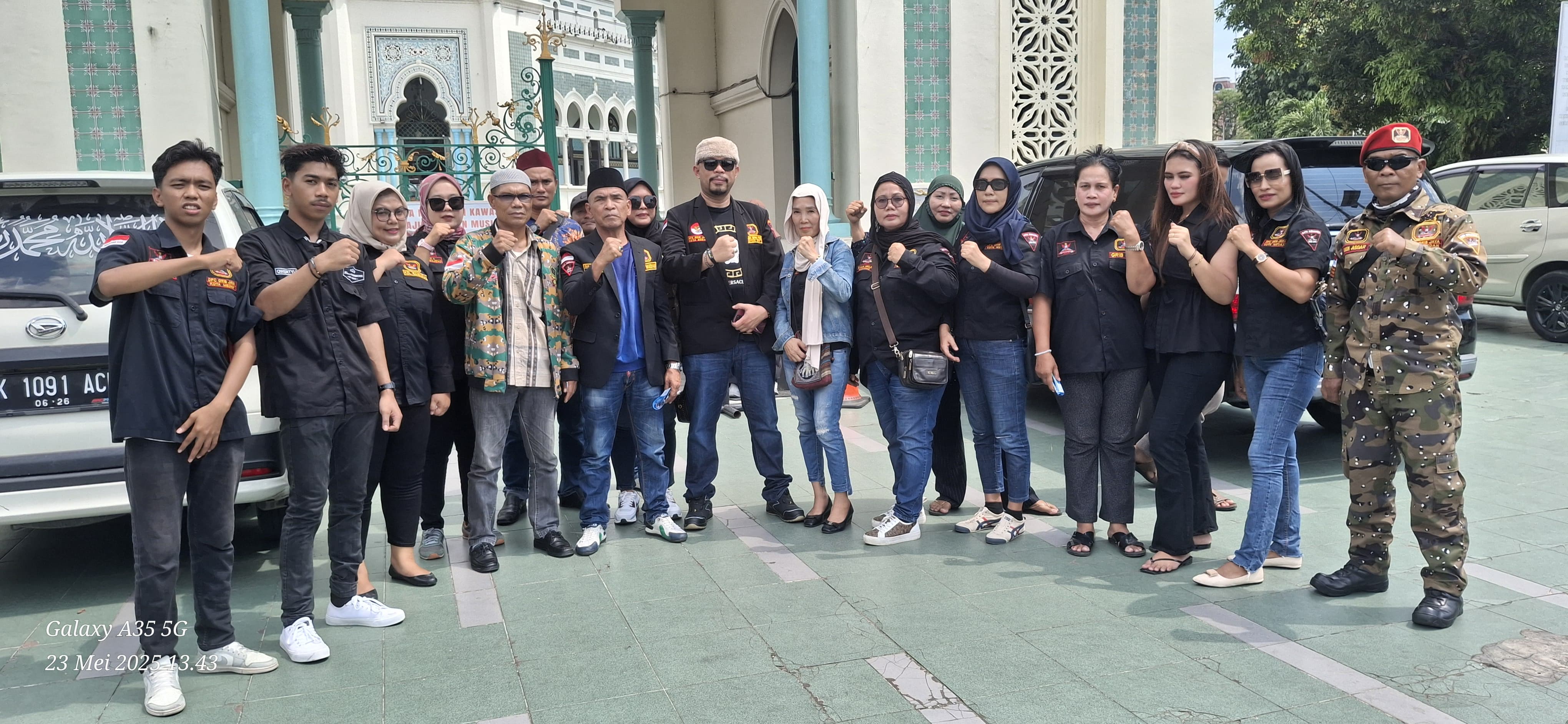 GRIB Jaya Medan Gelar Jumat Berkah, Bagikan 750 Porsi Makan Siang Gratis di Depan Masjid Raya