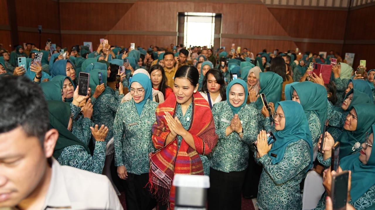 Kahiyang Ayu Pantau Imunisasi Anak dan Supervisi PKK di Deli Serdang