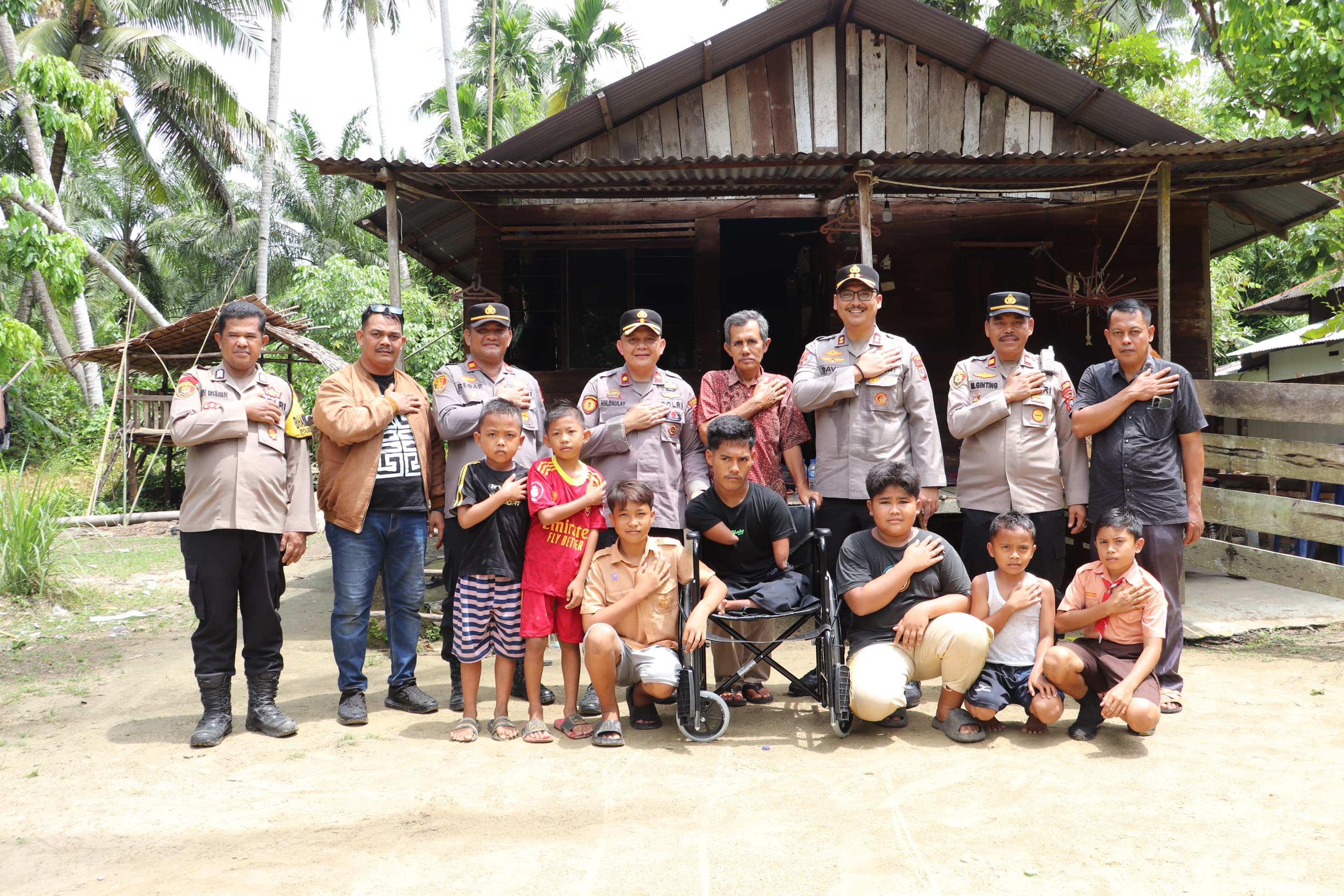 Rahmatullah, Penyandang Disabilitas Dapat Bantuan Kursi Roda dari Kapolres Langkat, Lihat Foto-fotonya...