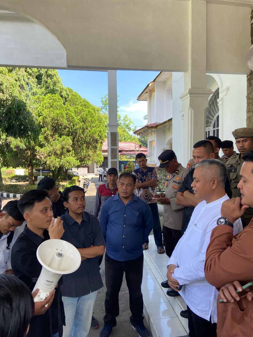 Mahasiswa Demo, Desak Polres Asahan Tangkap Kembali Anggota DPRD Asahan Pajar Prianto Tersangka Judi Sabung Ayam
