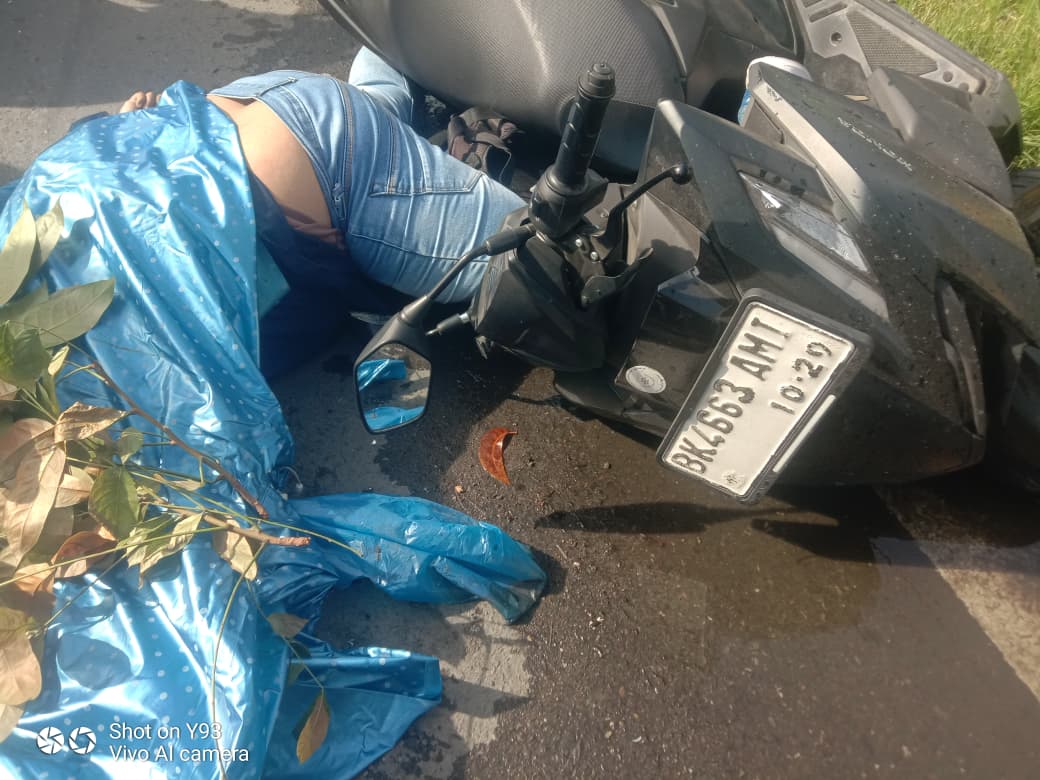 Tergelincir Elakkan Genangan Air, Pemotor Tewas Terlindas Bus Listrik