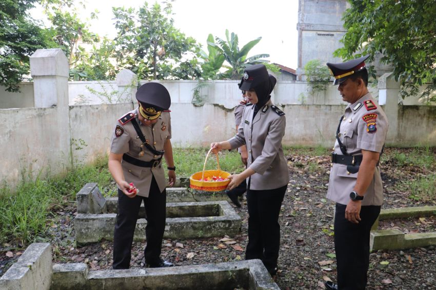 Polres Langkat Ziarah dan Tabur Bunga di Taman Makam Pahlawan