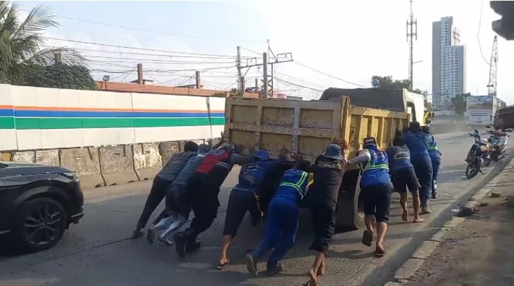 Polisi Bantu Truk Mogok di Pademangan, Lalu Lintas Kembali Lancar
