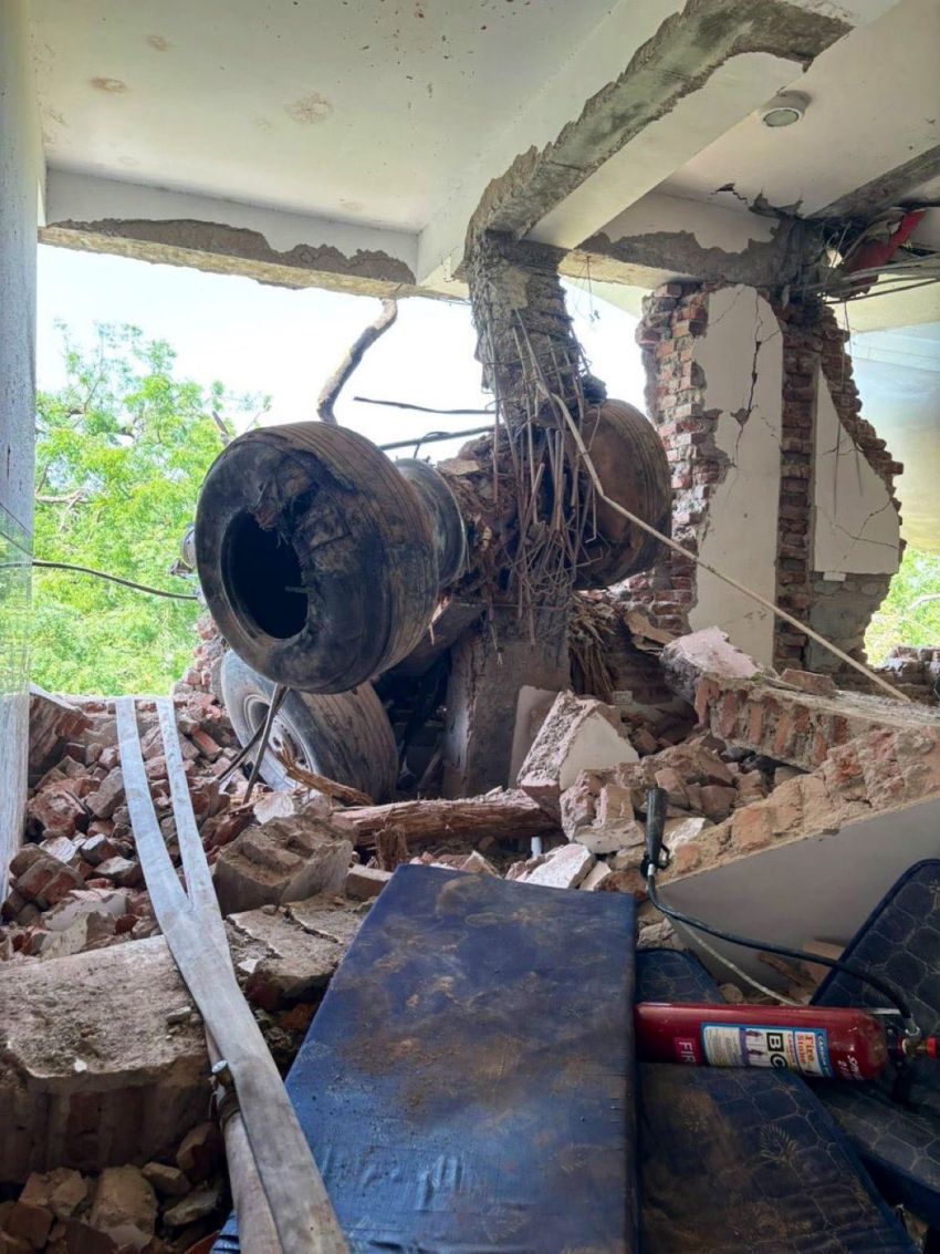 Pesawat Air India 171 Jatuh dan Meledak di Pemukiman, Bawa 242 Penumpang