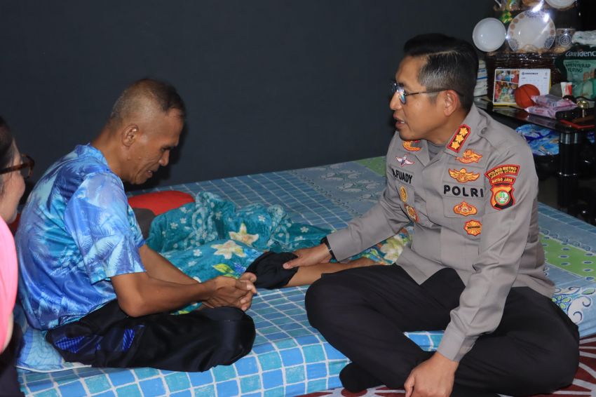 Kapolres Metro Jakarta Utara Kunjungi Anggota yang Sakit