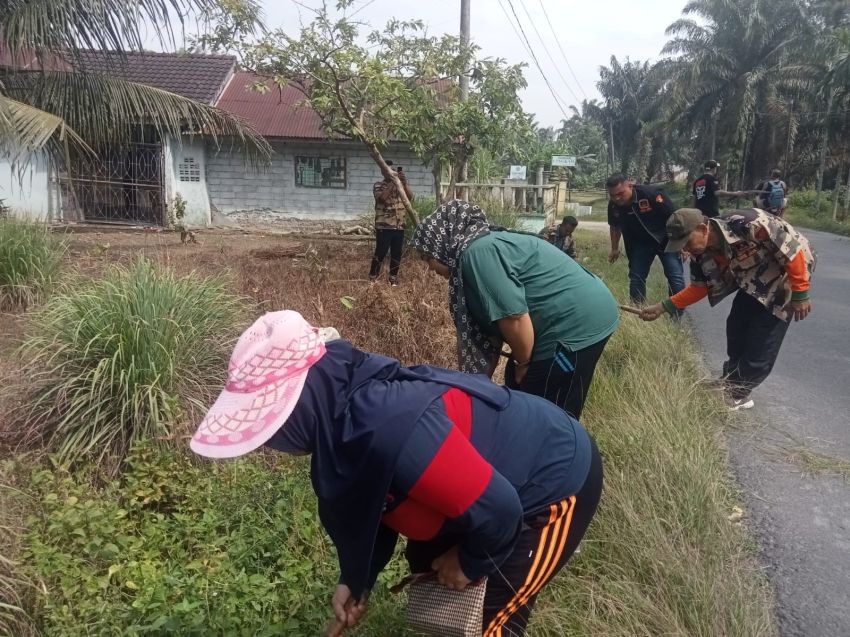 DPC Satgas GRIB Jaya Langkat dan Perangkat Desa Lau Mulgap Gelar Gotong Royong Peringati Hari Bhayangkara ke-79