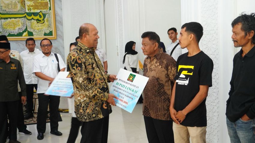 Bupati Langkat Serahkan Bantuan Rp120 Juta untuk Korban Kebakaran di Bahorok
