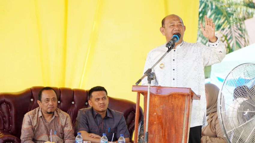 Syah Afandin Serahkan Kunci Bedah Rumah, Ribuan Warga Tapak Kuda Antusias Sambut Pemimpin Peduli