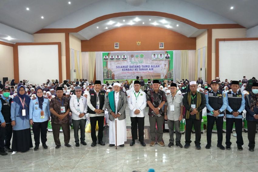 Suasana Haru Sambut Kedatangan Jemaah Haji Kloter 10 Debarkasi Medan