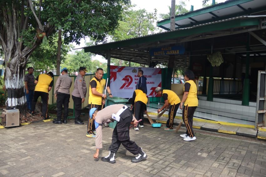 Kapolres Kepulauan Seribu Pimpin Kerja Bakti Bersih Masjid Sambut Hari Bhayangkara ke-79