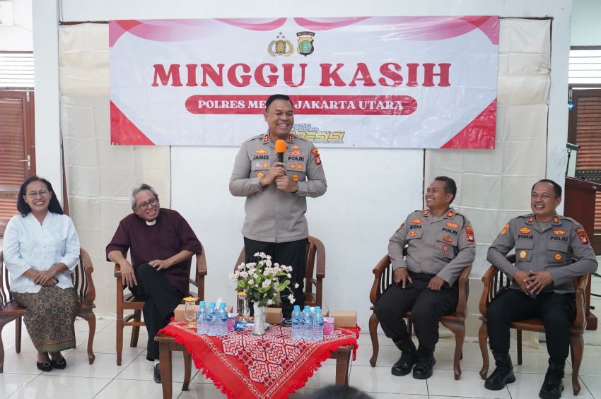 Pererat Hubungan dengan Masyarakat, Wakapolres Metro Jakut Gelar “Minggu Kasih” di Gereja GPIB Tugu Semper Barat