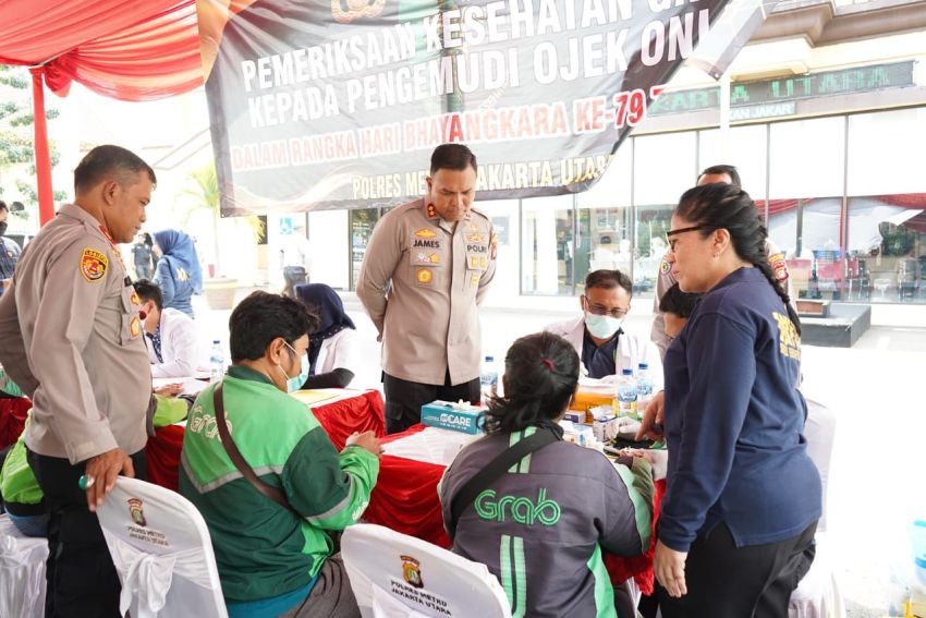 Polres Metro Jakarta Utara Gelar Bakti Kesehatan Gratis untuk Ojol dan Warga dalam Rangka HUT Bhayangkara ke-79