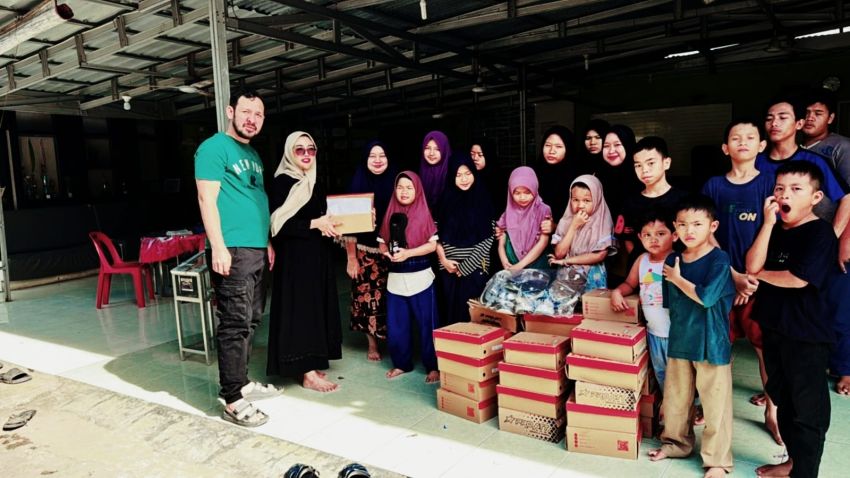 Direktur CV Gagan Official Sedekahkan 44 Pasang Sepatu Sekolah untuk Anak Yatim di Binjai