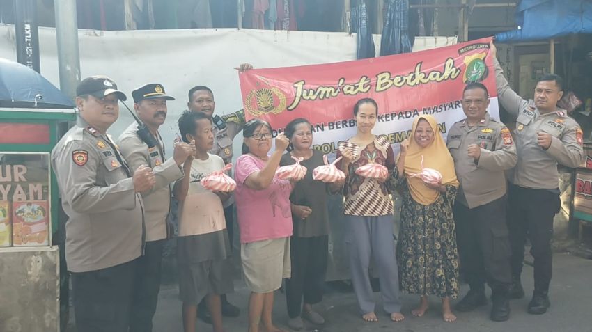 Polsek Pademangan Berbagi Nasi Kotak untuk Warga dalam Kegiatan Jumat Berkah