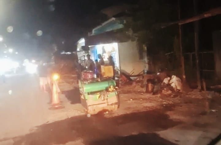 Perbaikan Asal Jadi PT NK Mengaspal Jalan Saat Hujan