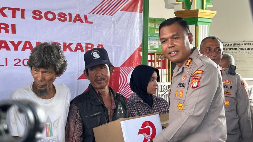 Polres Metro Jakarta Utara Gelar Bakti Sosial Hari Bhayangkara ke-79 di RW 010 Rawa Badak Selatan