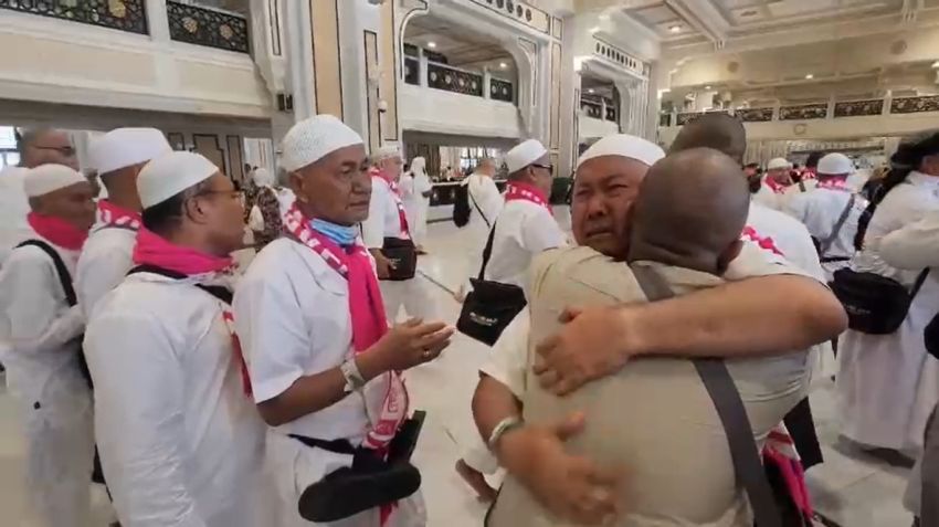 Pelukan dan Tangisan  Haru Jemaah Usai Laksanakan Rangkaian Ibadah Haji