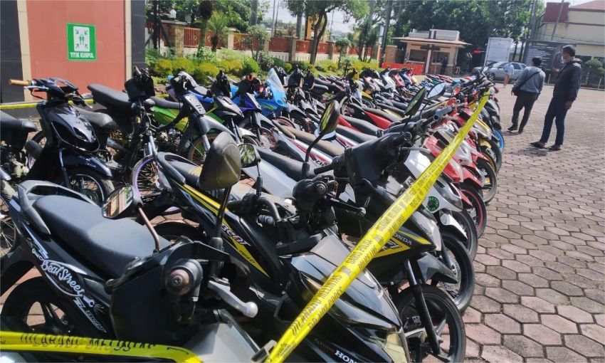 Polisi Gerebek Rumah di Simalingkar, Puluhan Motor Bodong Diamankan