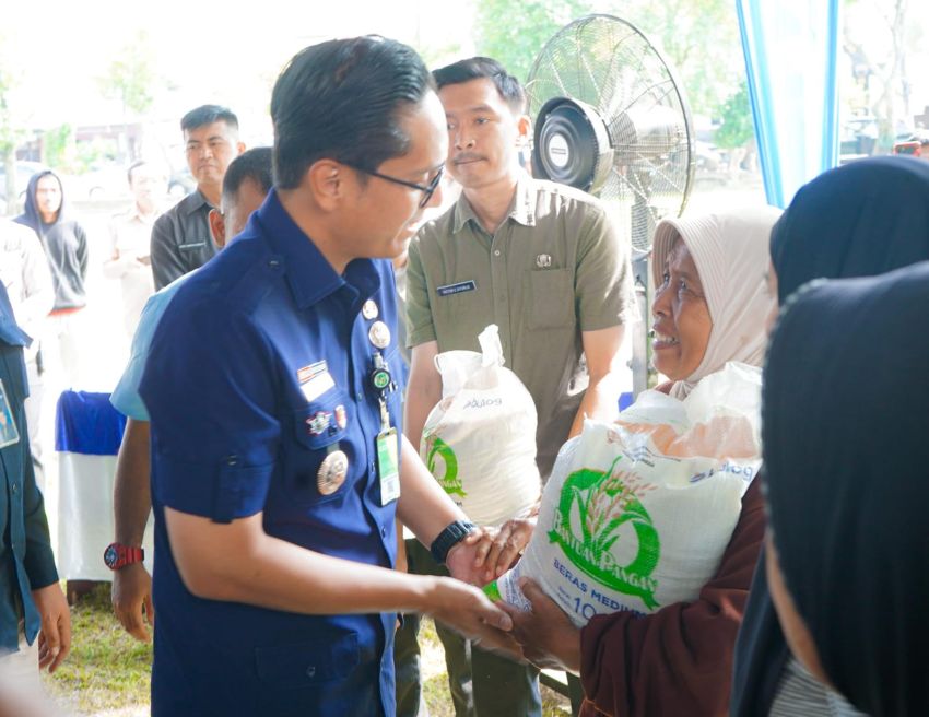 Rico Waas Salurkan Bantuan Beras Kepada 500 Keluarga dan 1.000 Asuransi Nelayan BPJS Ketenagakerjaan di Medan Utara