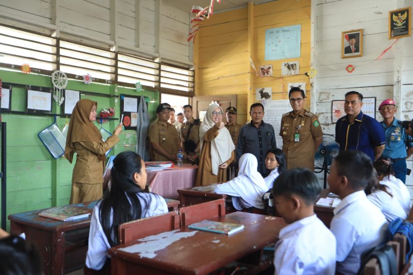 Rico Waas Kunjungi Sekolah Dasar di Kampung Nelayan Belawan, Beri Perhatian Khusus