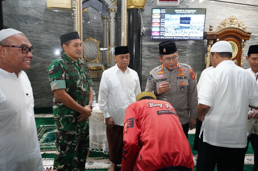 Kapolres Metro Jakarta Utara Gelar Salat Subuh Keliling dan Bagikan Bansos di Kelapa Gading