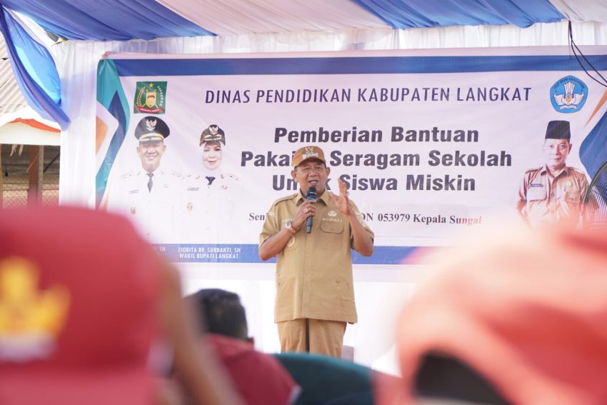Syah Afandin Salurkan 139 Ton Beras dan 180 Seragam Sekolah di Secanggang