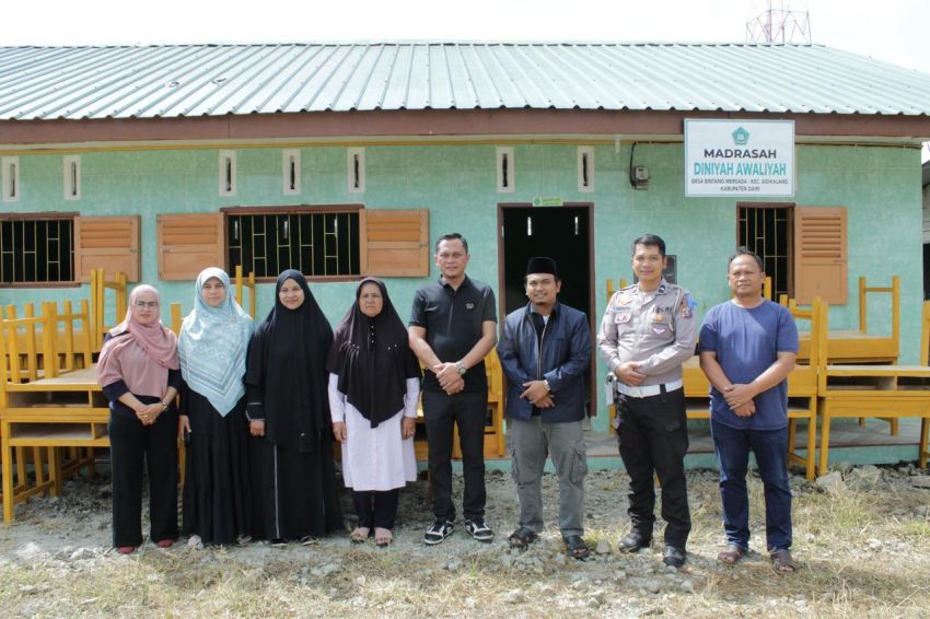 Alfriyansah Ujung Beri Harapan Baru, Bantu Meja Kursi ke Madrasah di Dairi