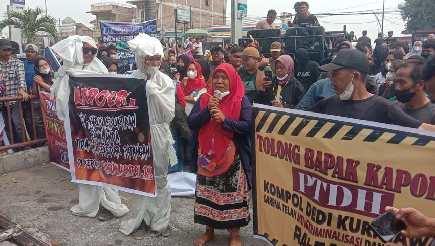 Bawa 2 Pocong Warga Tanjungbalai Gelar Aksi di Mapoldasu, Desak Kompol DK Dipecat