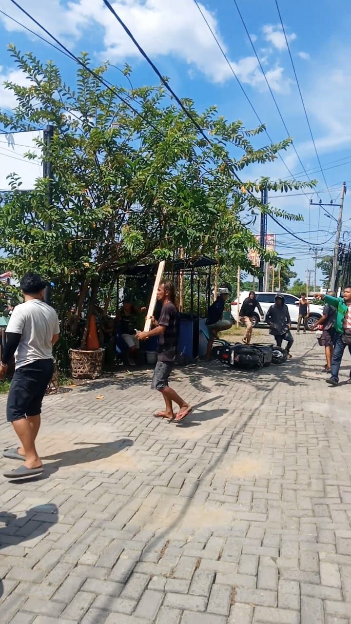 Driver Online Dikeroyok Pak Ogah di Jalan Cemara, Polisi dan Rekan Ojol Buru Pelaku