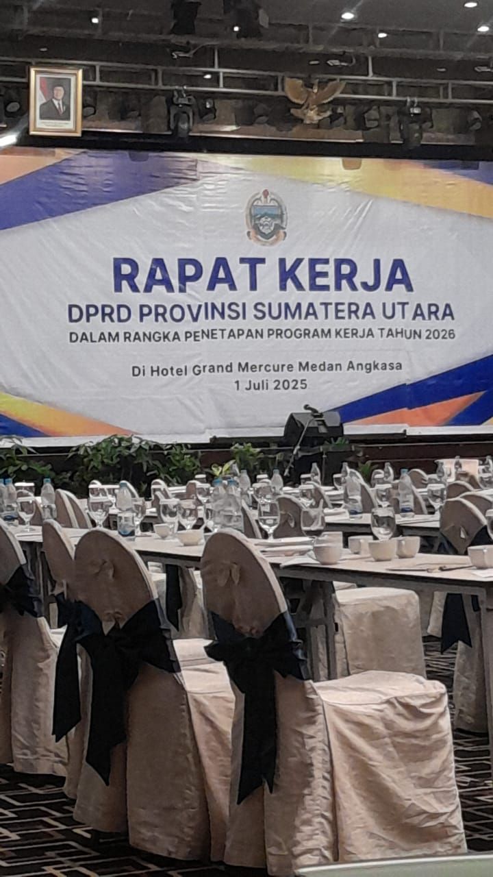 Kursi Empuk, Hati Tumpul Rapat Kerja DPRD Sumut di Hotel Mewah, Rakyat Hanya Penonton