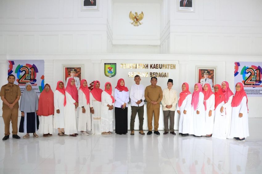 Bupati Sergai Terima Audiensi Lima Kelompok Masyarakat, Bahas Pemberangkatan Umroh  hingga Penanganan Narkoba    SEI RAMPAH -   Bupati Serdang Bedagai