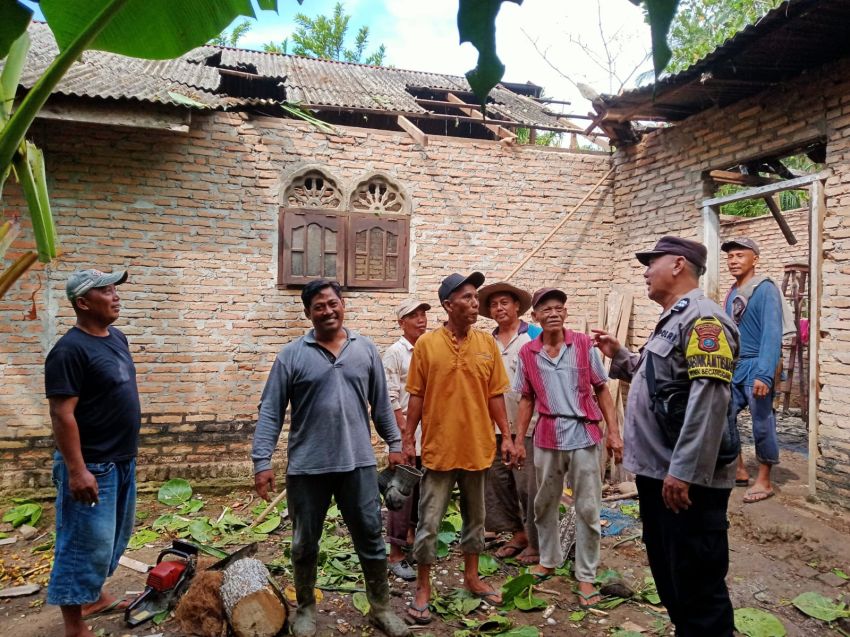 Angin Puting Beliung Hantam Rumah Warga di Secanggang