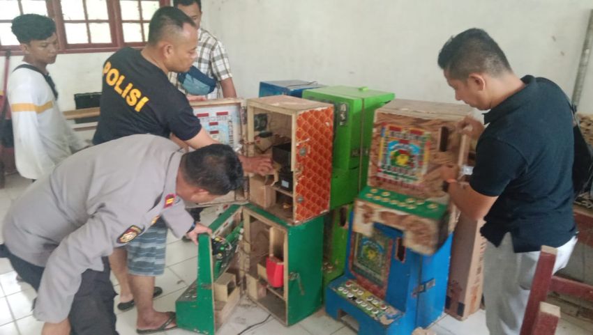 Alamak! Polsek Bahorok Amankan Mesin Judi Meja Ikan yang Disimpan di Ruangan Belajar Sekolah Dasar