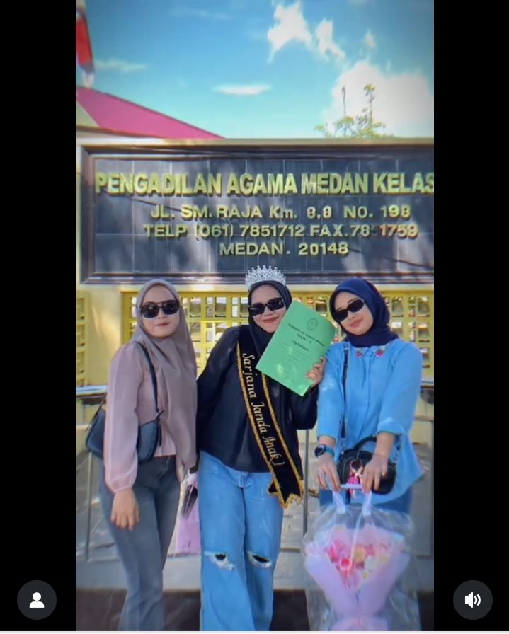 Viral! Wanita Rayakan Status Baru dengan Slempang "Janda Anak Satu" di Depan Pengadilan Agama Medan