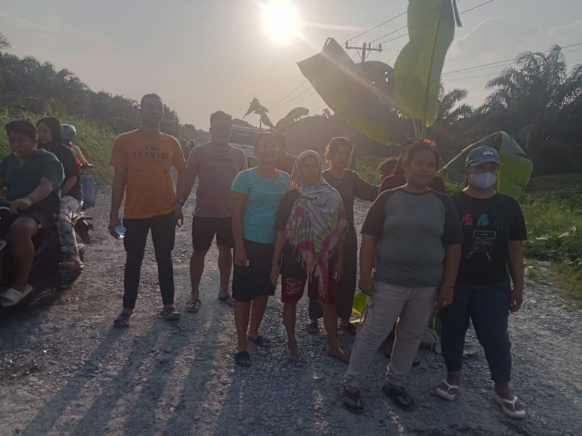 Bupati Langkat Dinilai "Buta", Emak-Emak Demo Jalan Rusak di Desa Lau Mulgap