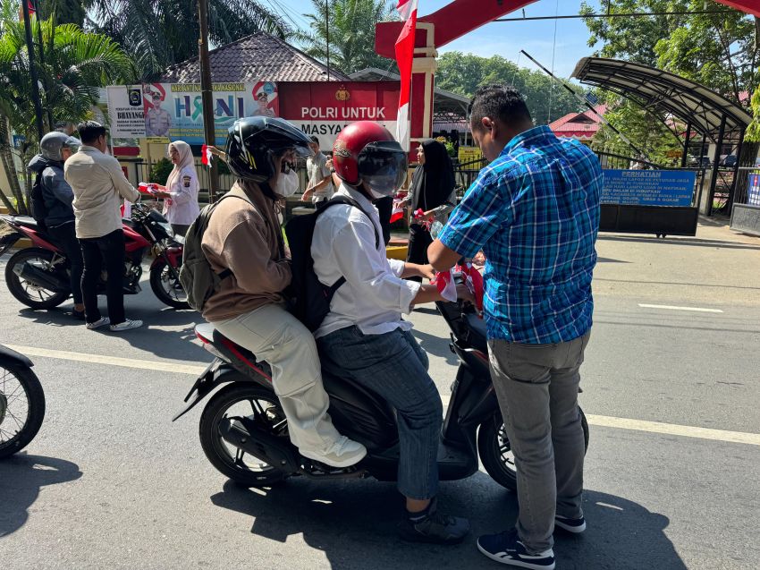 Intelkam Polres Langkat Ajak Warga Cintai NKRI Lewat Pembagian Bendera Merah Putih