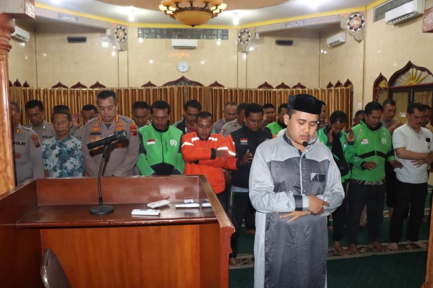 Polresta Deli Serdang Bersama Komunitas Ojol Gelar Salat Gaib untuk Almarhum Affan Kurniawan