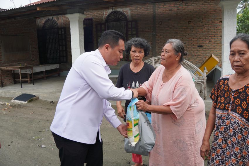 Rayakan Kemerdekaan, Kalapas Lubuk Pakam Turun Langsung Bagikan Sembako ke Warga