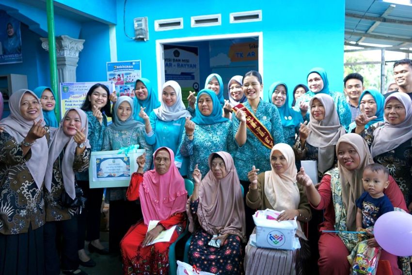 Ny Endang Kurniasih Dampingi Kahiyang Ayu Tinjau Posyandu dan Salurkan Bantuan di Langkat