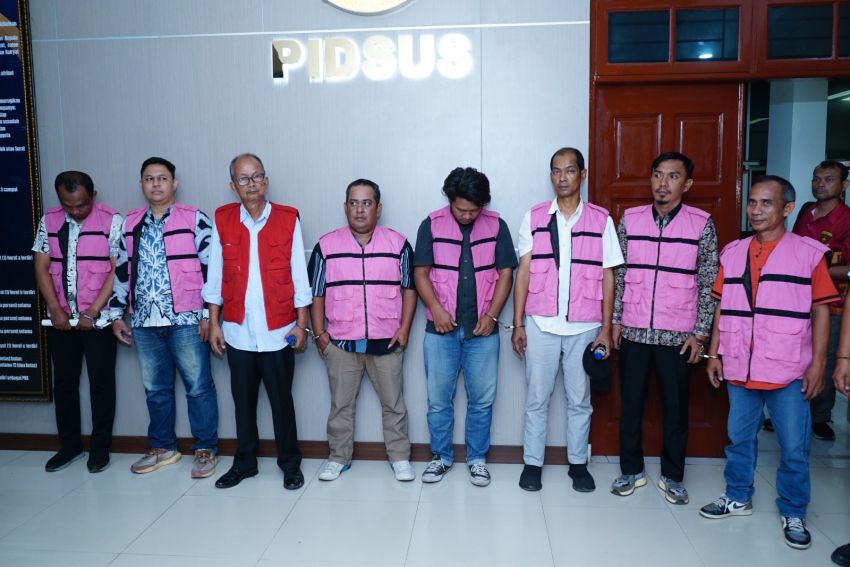 8 Tersangka Korupsi Pembangunan dan Perbaikan Jalan di Kabupaten Batubara Dtahan Kejatisu *Nilai Total Proyek Rp 43 Miliar Lebih*